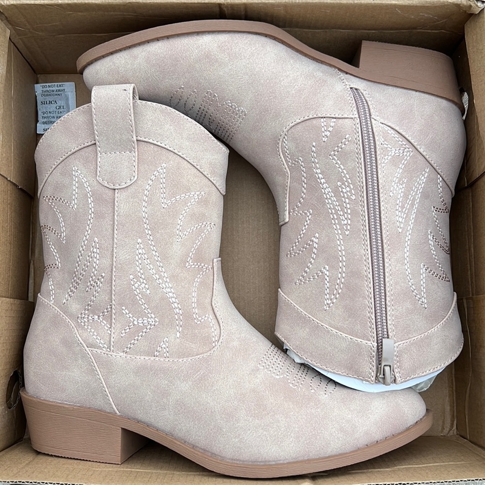 Neutral cowboy boots size 7 NWT